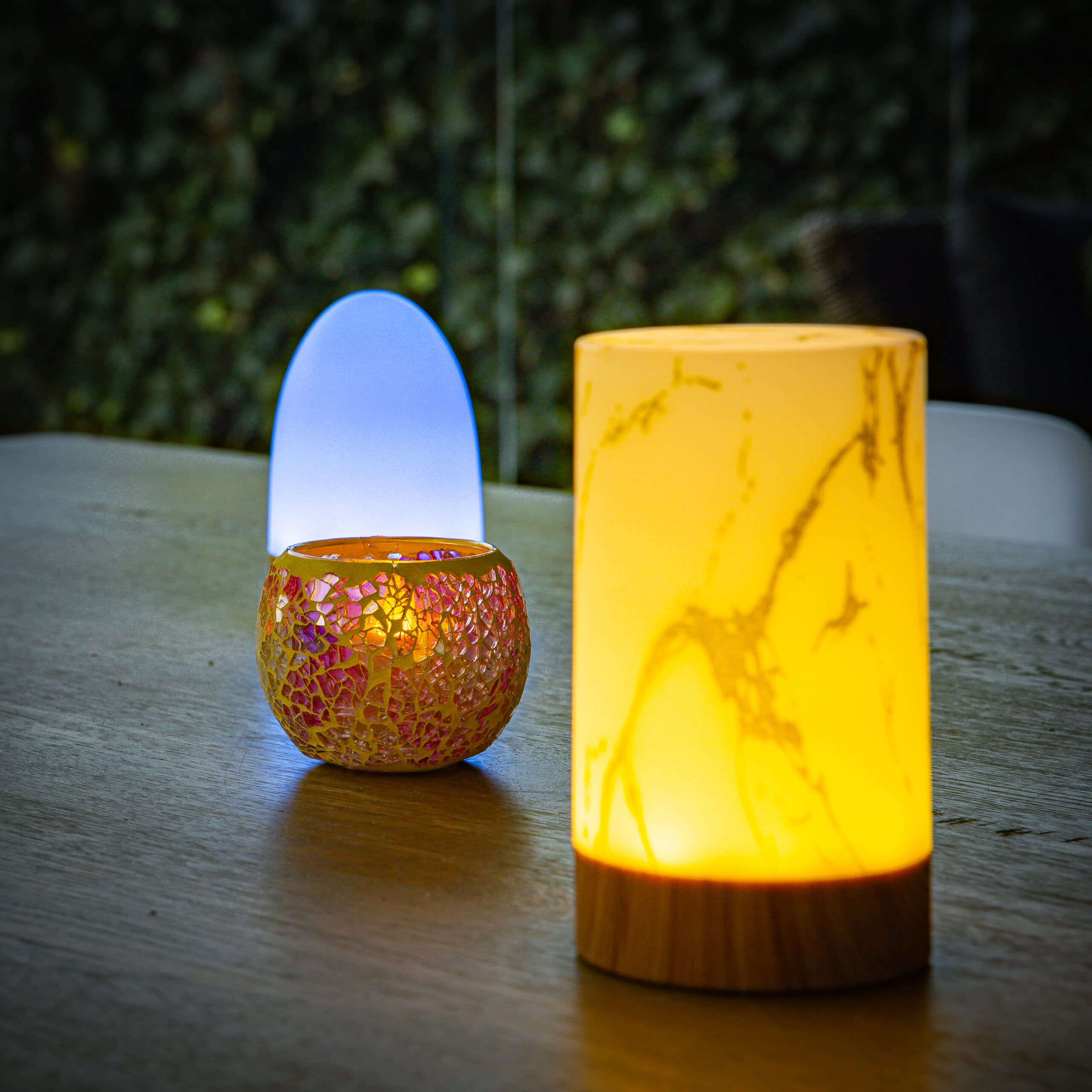 Tafellamp DORSETTO oplaadbaar 105 uur - waterdicht set van 2 -cilindervorm- marmer goud houtlook- met afstandsbediening – afbeelding 2
