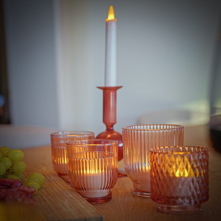 led theelichtjes met diner kaars bij borrelplank op tafel