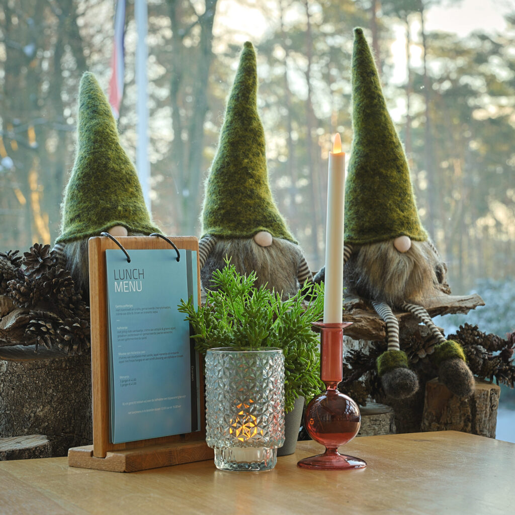 Dorsetto diner kaars met menukaart en 3 dwergen op een tafel in een restaurant