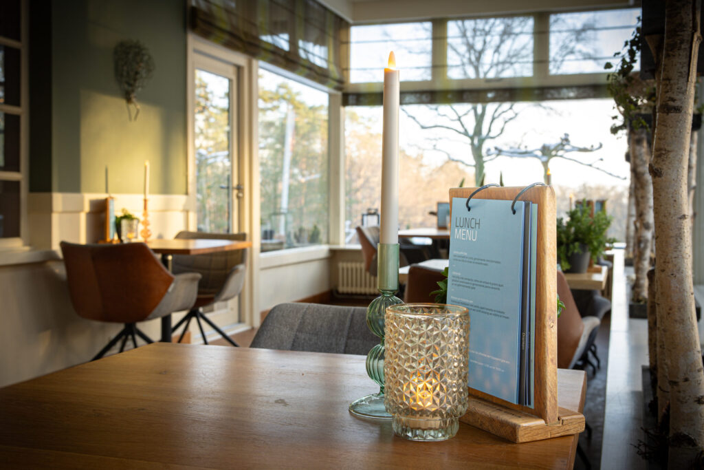 dinerkaars van dorsetto op tafel met menukaart in een sfeervol restaurant