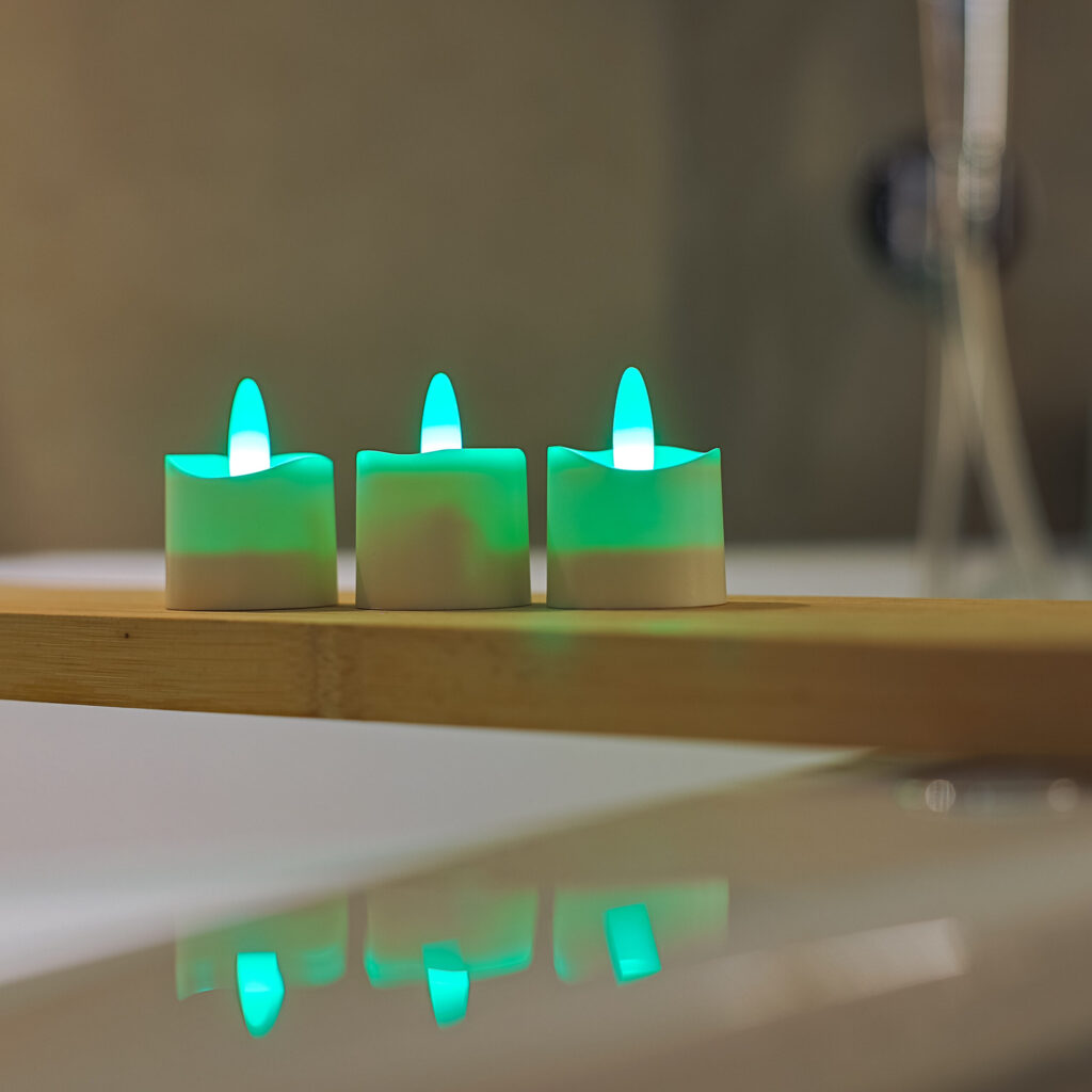 3 groene led theelichtjes van dorsetto op plank met handdoek boven een bad