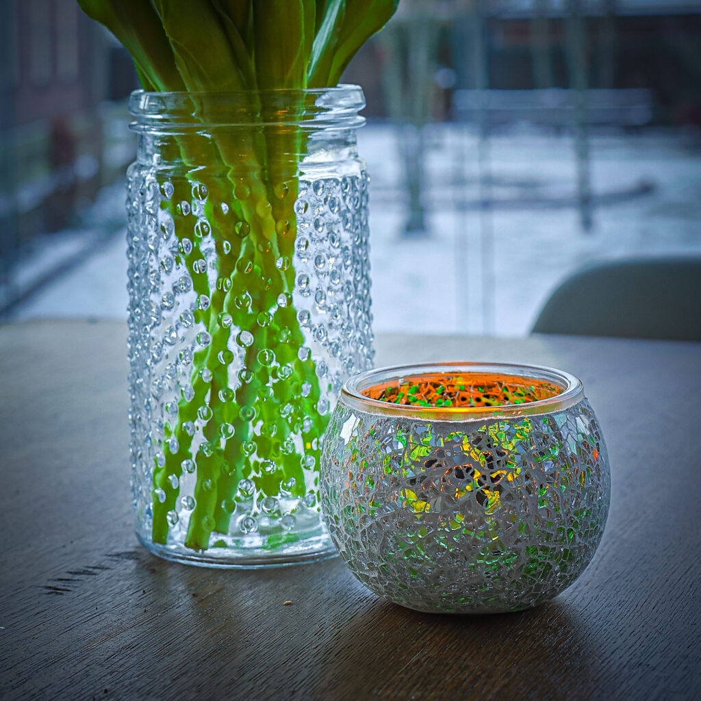 theelichthouder zilver gebroken van dorsetto 9 cm groen op tafel bij vaas met bloemen