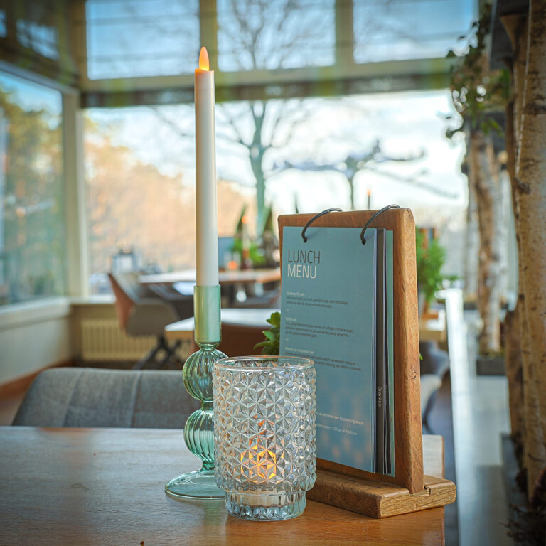 dinerkaars van dorsetto op tafel met menukaart in een sfeervol restaurant